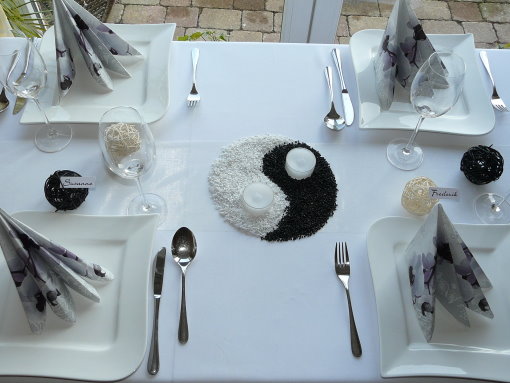 Tischdeko-online mit dem Mustertisch Asia. Tisch 2. Bambusgirlanden,  Yingyang, Rattankugel für Ihre Hochzeit als Tischdekoration oder die private Feier.
